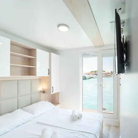 Luxury Houseboat With Roof Terrace & Botel