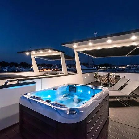 Botel Luxury Houseboat With Roof Terrace & 3*