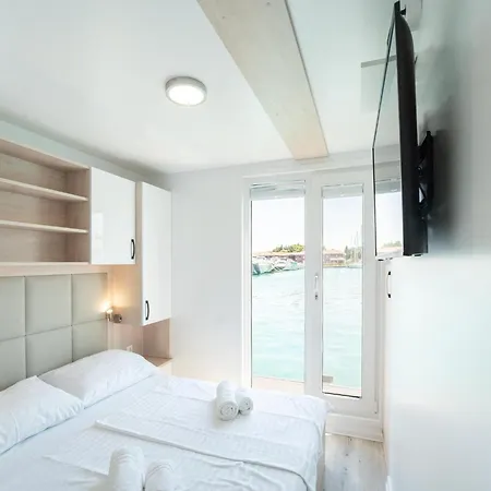 Luxury Houseboat With Roof Terrace & Botel 3*
